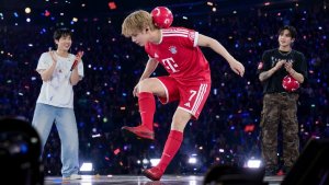 Безумный момент: Тэхён превратил концерт BTS в Мюнхене в футбольное поле!
