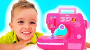 🍿 Влад и мама играют с игрушечной швейной машинкой | Влад и Ники