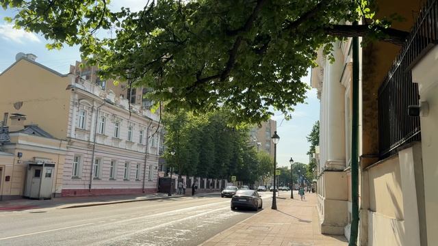 Прогулка по Патриаршим без слов 😌 Настоящая Москва и красивые девушки смотреть онлайн