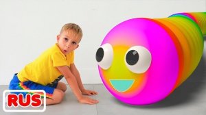Влад играет в свою любимую игру на планшете. Червяки из игры питаются разноцветными шариками