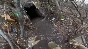 Наш воин уничтожает невзорвавшийся дрон ВСУ с помощью палки с накладным зарядом.