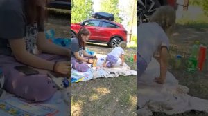 девчонки на свежем воздухе играют