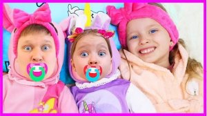 Милана играет с маленькой сестрёнкой
