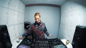 Viviana Casanova – Groovy techno session in the bunker with my friend
