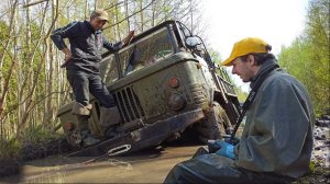 ГАЗОН УМЕР в чаще леса! Приключения по-Русски!  Грузовик вязнет в болоте! Что делать?