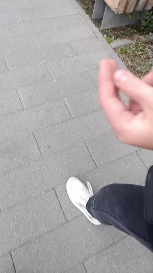 за нами идут мужчины