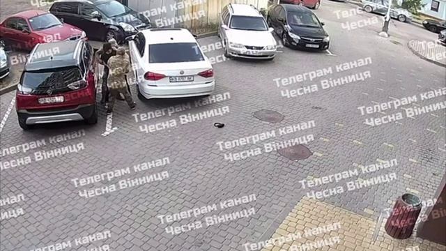 Фейк-такси: ухилянт в Виннице вызвал такси, а вместо такси приехали ТЦКшники и упаковали бедолагу.