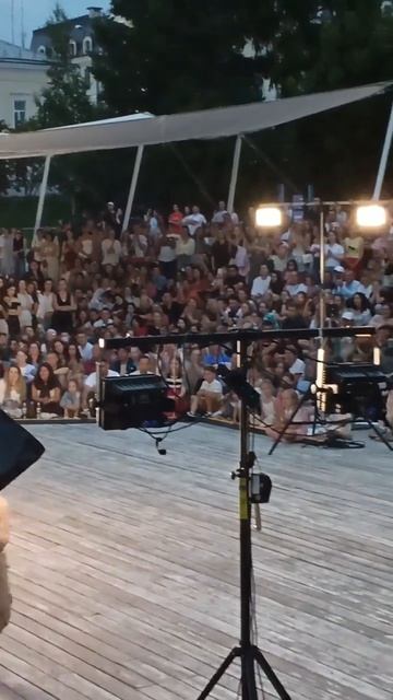 На видео — заключительный спектакль фестиваля уличных театров в парке "Чёрное озеро". На видео — заключительный спектакль фестиваля уличных театров в парке "Чёрное озеро".