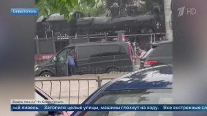 Машины глохнут в воде: очевидцы показали последствия ливня в Севастополе.