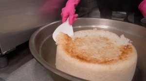 Ежедневно свежие рисовые лепешки! Свежеприготовленные ттокпокки и кимбап с жареным кунжутом!