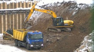 Экскаватор JCB JS220LC грузит самосвал Mercedes-Benz Actros MPIII