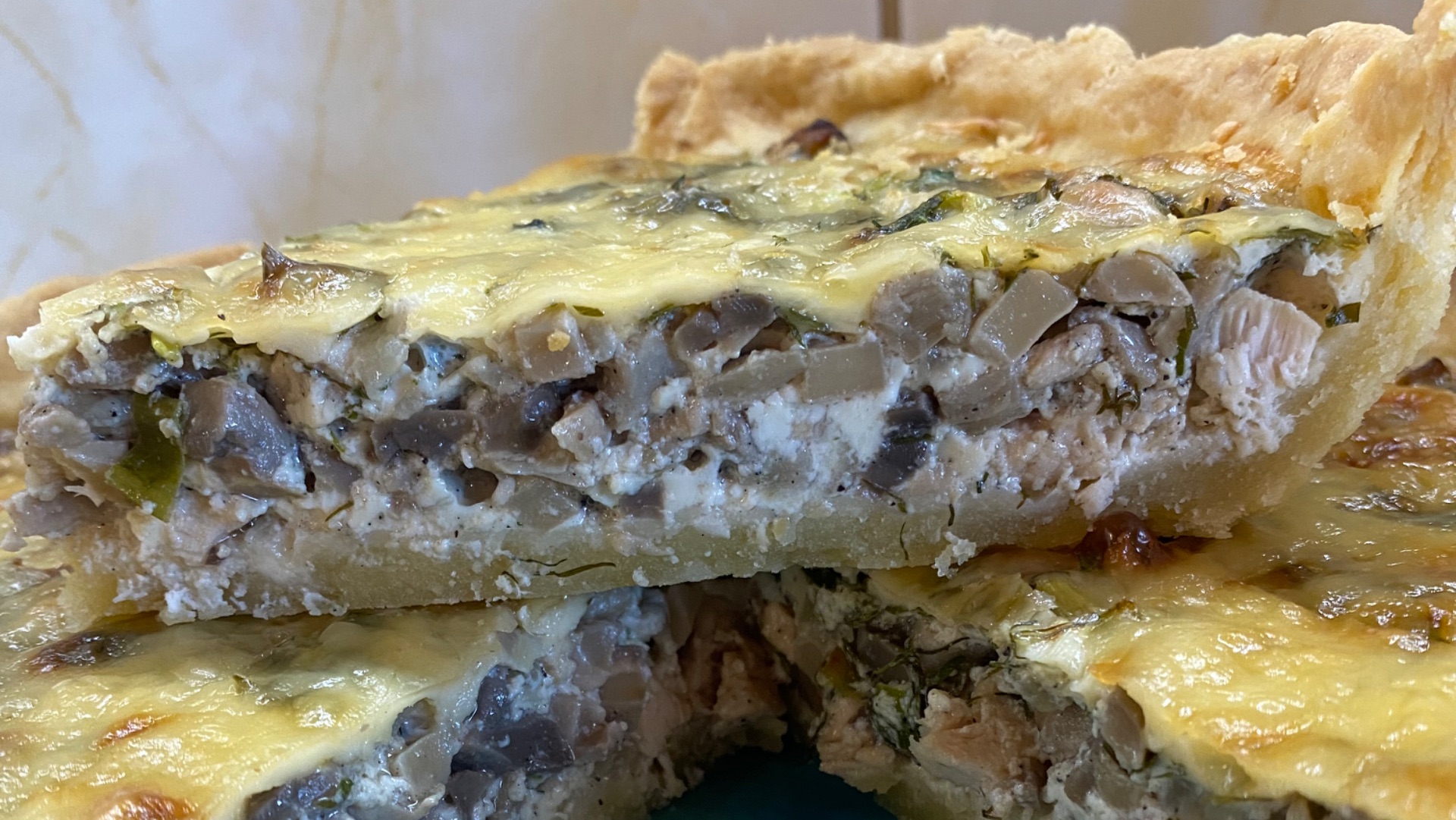 Киш с курицей и грибами