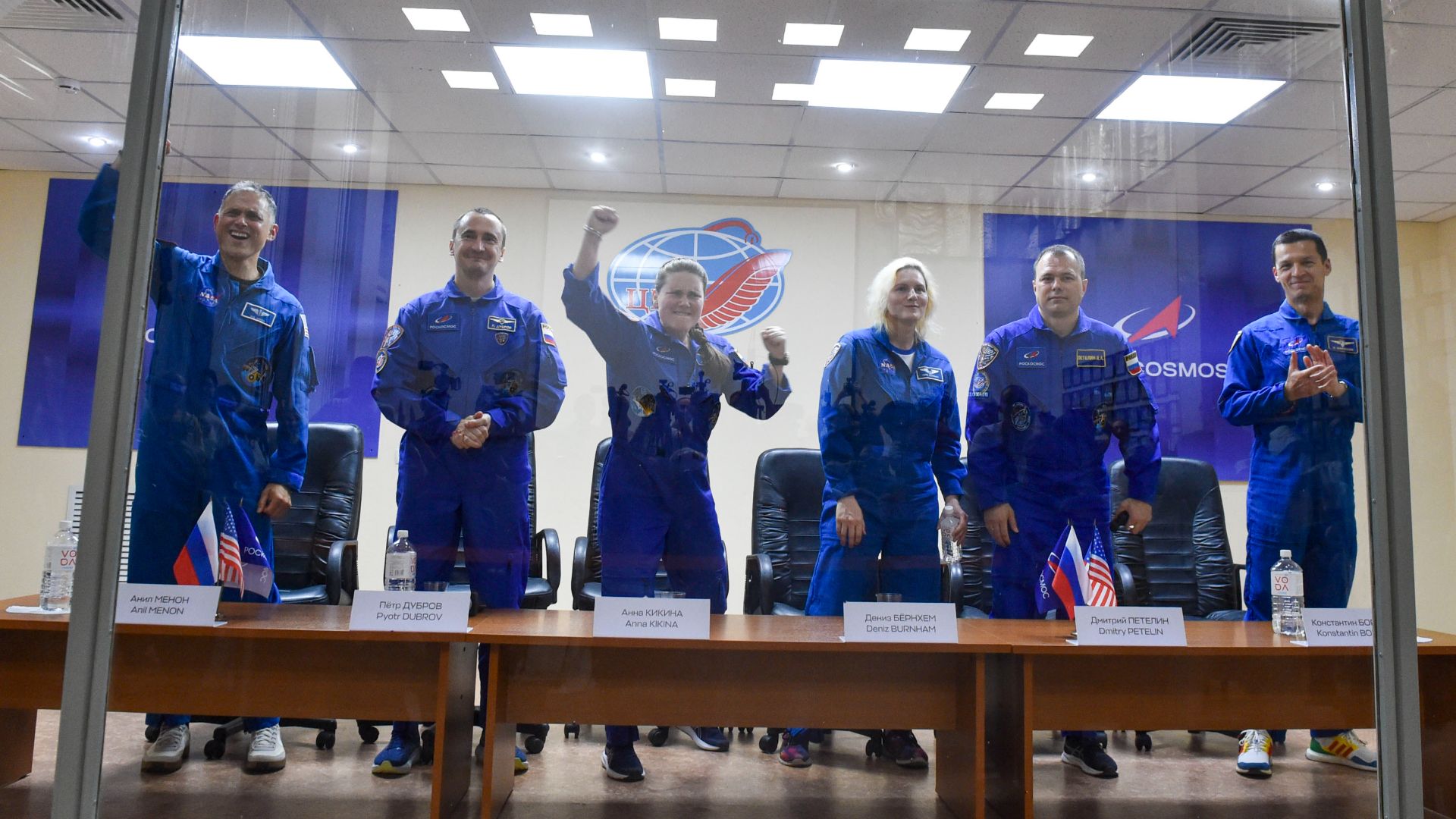 На Байконуре прошла предстартовая пресс-конференция экипажей МКС-75 смотреть онлайн