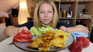 Мукбанг Куриный шницель с макаронами и овощами.