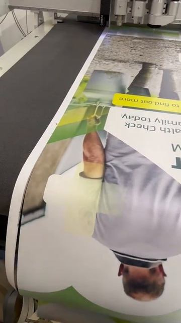 Непрерывная резка баннерного ПВХ из рулона в лист смотреть онлайн