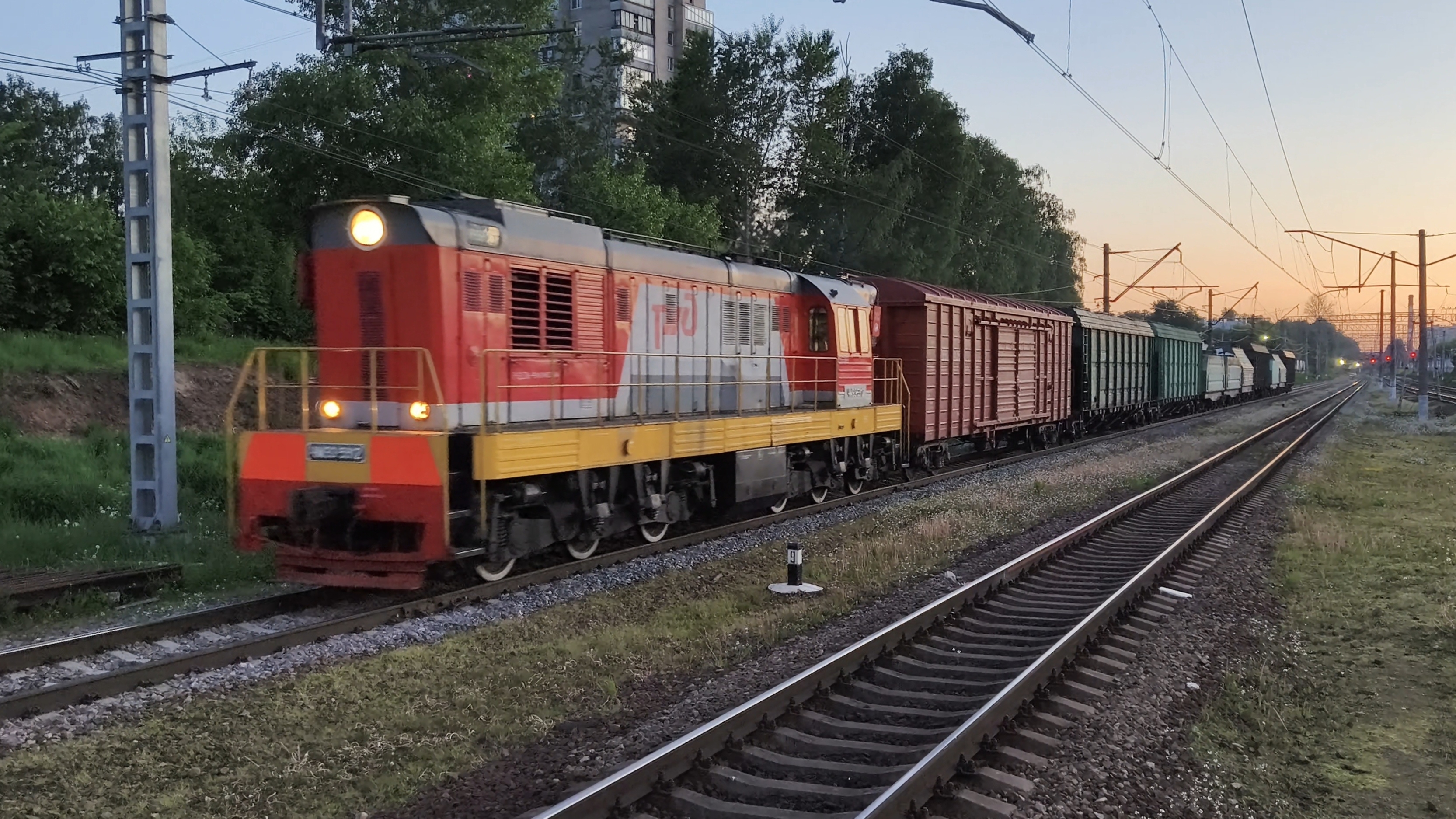 Маневровый тепловоз ЧМЭ3-5912 с грузовым поездом следует через станцию Пискарëвка смотреть онлайн