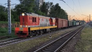 Маневровый тепловоз ЧМЭ3-5912 с грузовым поездом следует через станцию Пискарëвка