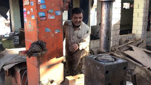 Ремонт огромного гидромолота.