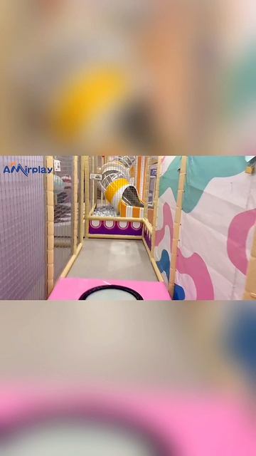 С зоной с препятствиями из рамок и просторным бассейном с шариками.