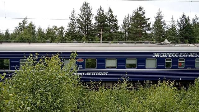 Электровоз ЭП1 048 с пассажирским поездом смотреть онлайн