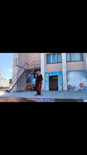 Голуби прилетели прямо на сцену во время выступления