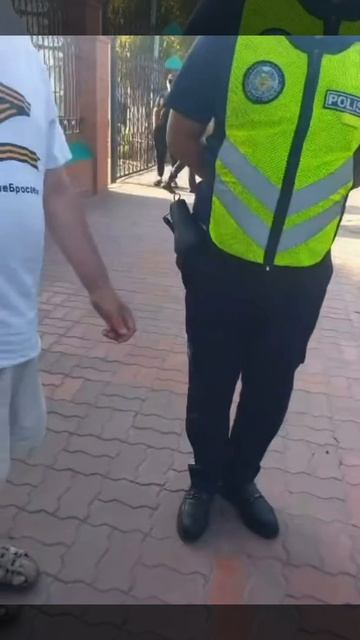 В Qazaqstan полицаи задержали мужчину из-за футболки с буквой Z