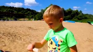 Влад и Никита играют на пляже Подборка видео для детей