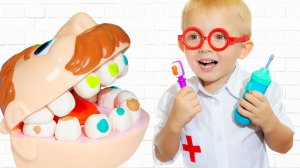 Никита как ДОКТОР лечит зубки мистеру Зубастику из Play-Doh