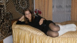 красивая игривая студентка 25 лет на кровати дома смотреть видео с веселой девушкой