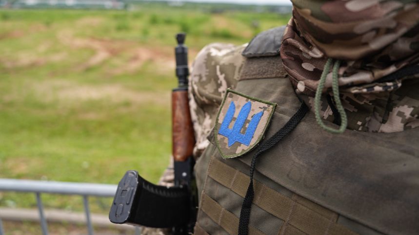 Сотрудник ТЦК пытался задушить девушку во Львове смотреть онлайн