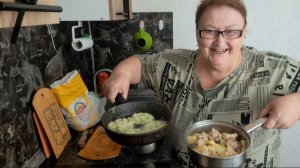 Обед. Тушу картошку с курицей без капли воды и жарю кабачковые оладьи.