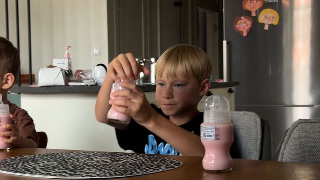 Пробуем молочный коктейль из сосок 🍼 смотреть онлайн