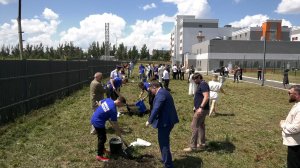 Анна Кузнецова приняла участие в благоустройстве территории перинатального центра в Донецке