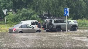 Буквально за считанные минуты дневной ливень приблизил первоуральский ландшафт к венецианскому