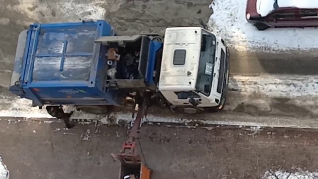 Работа мусоровоза во время ракетной опасности.
