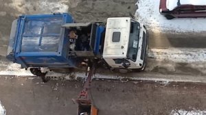 Работа мусоровоза во время ракетной опасности.