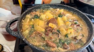 Картофель с мясом ,жареные кабачки.Салат и блины.