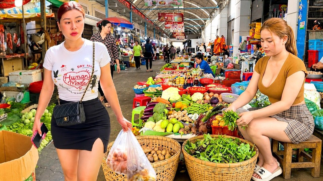 Рыбный рынок на реке в Камбодже. Смешанный рынок, рыба, мясо, фрукты, кукуруза. Рынок Боунг Трабек