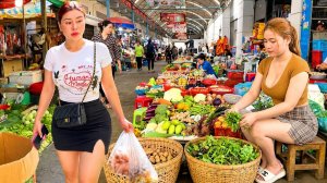 Рыбный рынок на реке в Камбодже. Смешанный рынок, рыба, мясо, фрукты, кукуруза. Рынок Боунг Трабек
