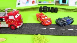 Пожарные и Эвакуатор спешат на помощь 🚌💥И много других игрушек детям