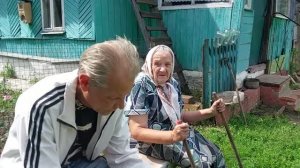Мария Егоровна собирает урожай