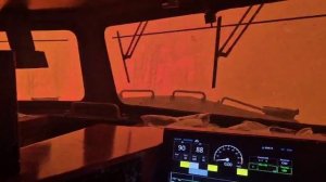 Вирусное видео поезда, попавшего в огненное кольцо лесного пожара в Канаде