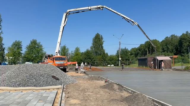 Благоустройство территории перед Городским парком «Над рекой» активно продолжается.