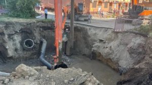 Двор уходит под землю: в Новосибирске гигантский провал вплотную подошел к жилым домам