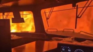 В Канаде поезд оказался в огненной ловушке.

Грузовой состав быд полностью окружен лесным пожаром