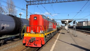 Тепловоз ТЭМ18ДМ-1586 следует резервом на ст.Кушелевка, март 2022 года