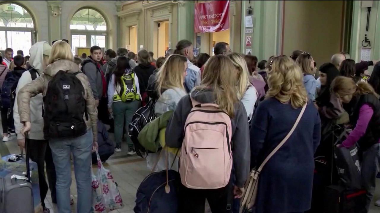 Совет Евросоюза принял обновленную схему временной защиты беженцев. смотреть онлайн