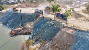 Самосвалы безостановочно доставляют камень, пока ведется строительство дороги.