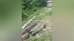 Земля уходит из-под ног после наводнения на Урале — местные жители бьют тревогу из-за оползней.