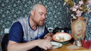 Мукбанг. Жареная камбала с варёной картошкой и салатом. Еда на камеру.